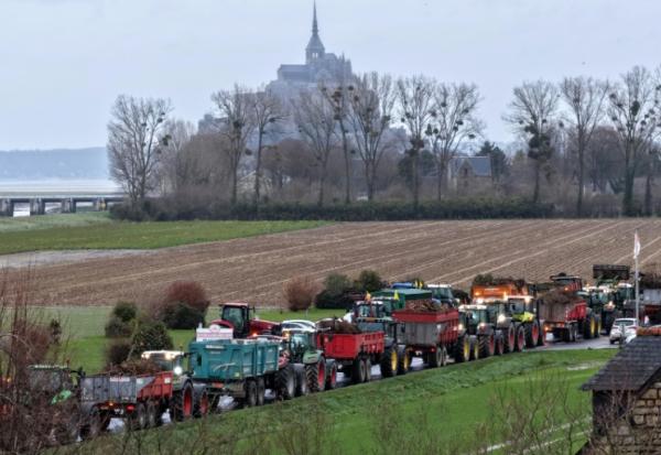 Vue aérienne d'une manifestation d'agriculteurs avec des tracteurs organisée par la Coordination rurale près du Mont-Saint-Michel (Manche),le 18 décembre 2025