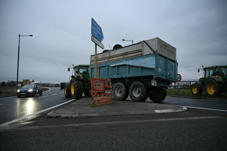 Des tracteurs de l'organisation des Jeunes agriculteurs bloquent un rond-pont près de l'auroute  A61 à Castelnaudary dans le sud-ouest de la France le 17 décembre