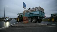 Des tracteurs de l'organisation des Jeunes agriculteurs bloquent un rond-pont près de l'auroute  A61 à Castelnaudary dans le sud-ouest de la France le 17 décembre