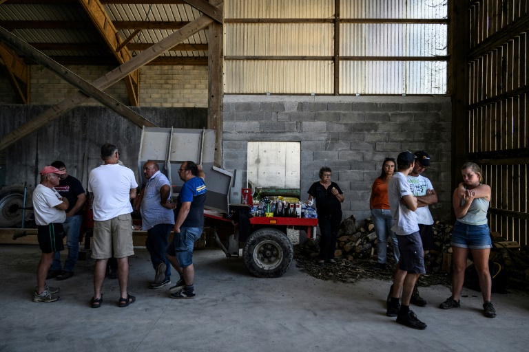 Eleveurs et voisins réunis dans une exploitation pour empêcher l'euthanasie par les services vétérinaires d'un cheptel de bovins après un cas de dermatose nodulaire, le 11 juillet 2025 à Entrelacs, en Savoie 
