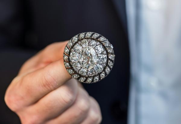 Un employé de Sotheby's présente une broche circulaire ornée de diamants anciens ayant appartenu à Napoléon Bonaparte et récupérée par l'armée prussienne après la défaite de Waterloo, avant une vente aux enchères à Genève, le 6 novembre 2025