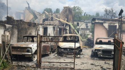 Des véhicules calcinés garés dans un quartier résidentiel détruit à la suite de frappes russes à Vyshneve, dans la banlieue de Kiev, en Ukraine, le 6 juillet 2026