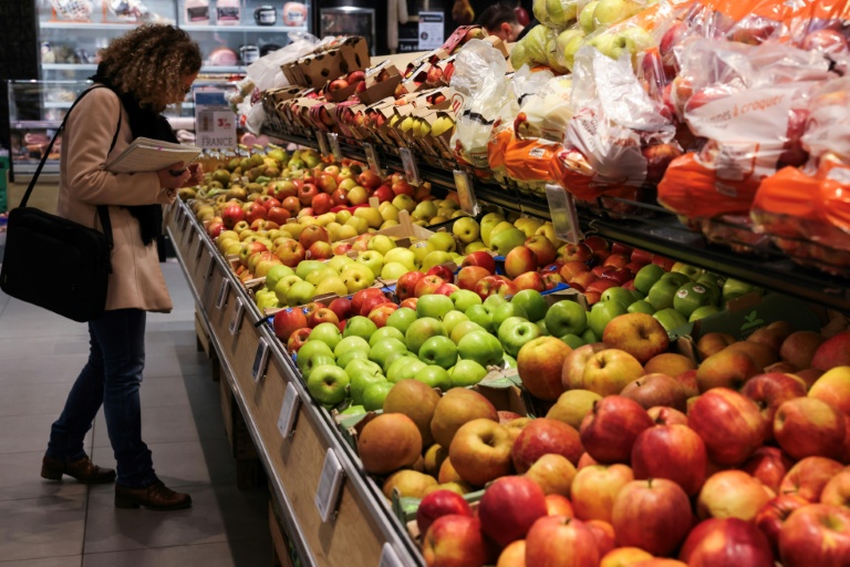 Une inspectrice de la Direction départementale de la protection des populations (DDPP) vérifie l'origine et l'étiquetage de fruits et légumes vendus dans un supermarché à La Madeleine (Nord), le 6 février 2024