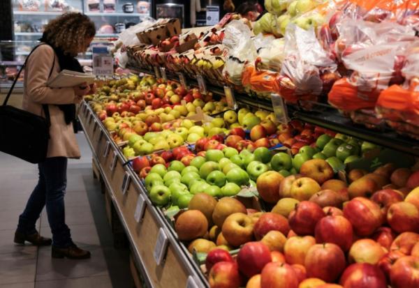Une inspectrice de la Direction départementale de la protection des populations (DDPP) vérifie l'origine et l'étiquetage de fruits et légumes vendus dans un supermarché à La Madeleine (Nord), le 6 février 2024