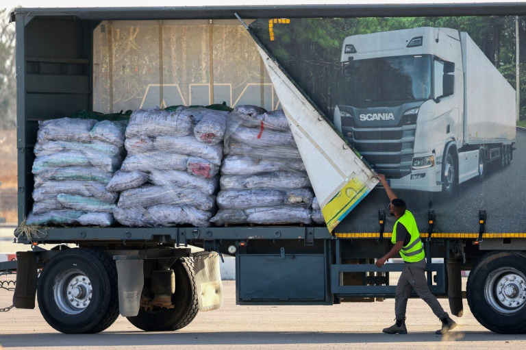 Un camion transportant de l’aide humanitaire traverse le point de passage de Kerem Shalom entre le sud d’Israël et la bande de Gaza, le 22 mai 2025