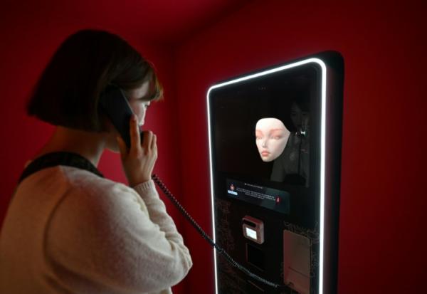 Une visiteuse s'adresse à un chaman IA, le 15 avril 2026 à Séoul