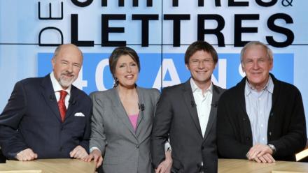 Les animateurs "Des chiffres et des lettres" Arielle Boulin-Prat, Bertrand Renard et Laurent Romejko, avec l'ancien présentateur de l'émission et producteur Patrice Laffont, le 16 février 2012 au siège de France Télévision à Paris