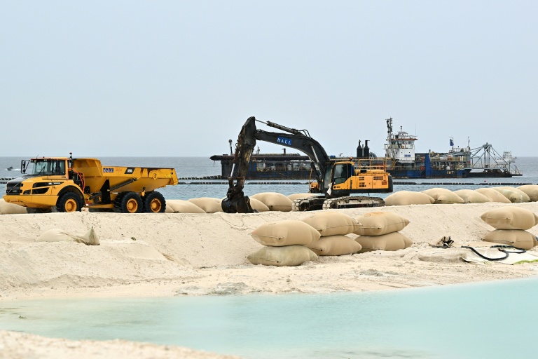 Des engins de chantier effectuent des travaux sur un site de remblaiement à Funafuti, aux Tuvalu, le 6 octobre 2026, dans le cadre du Sommet préparatoire du Pacifique à la COP31