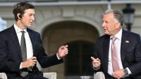 L'émissaire américaine Steve Witkoff (à droite) et le gendre de Donald Trump, Jared Kushner, participent à une conférence de presse après leurs discussions avec le président ukrainien Volodymyr Zelensky, à Kiev, le 6 septembre 2026