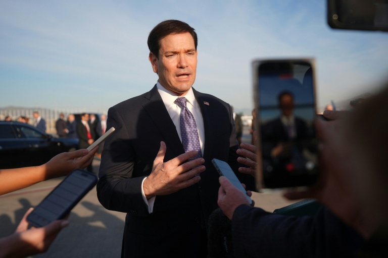 Le secrétaire d'Etat américain Marco Rubio parle à la presse à l'aéroport international d'Athènes, le 8 octobre 2026