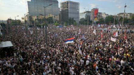 Des manifestants se sont rassemblés à Belgrade pour réclamer des élections anticipées, le 23 mai 2026