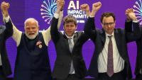Le Premier ministre indien Narendra Modi (gauche) pose pour une photo de groupe avec des dirigeants d’entreprises d’IA, dont le PDG d’OpenAI Sam Altman (centre) et le PDG d’Anthropic Dario Amodei (droite), lors du sommet dédié à l'IA à New Delhi, le 19 février 2026.