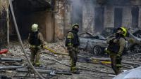 Des pompiers ukrainiens éteignent un incendie dans des bâtiments touchés par des frappes aériennes russes dans la ville portuaire d'Odessa, le 9 août 2026