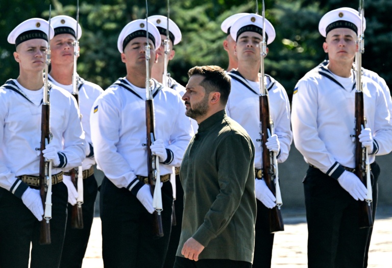 Le président ukrainien Volodymyr Zelensky lors d'une cérémonie militaire, le 23 août 2026 à Kiev 