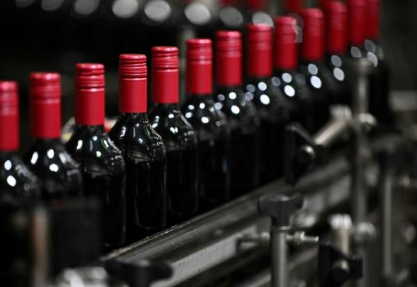 Affectée par les crises économiques mais aussi des changements générationnels, la consommation mondiale de vin a continué de décliner en 2025, de 2,7% sur un an, à un niveau inédit depuis 1957, a estimé mardi l'Organisation internationale de la vigne et du vin (OIV)