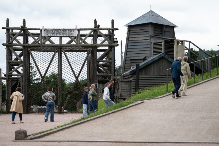 Des visiteurs à l'entrée du camp de concentration de Natzwiller dans le Bas-Rhin le 4 juin 2026