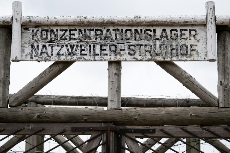 Un panneau annonçant le camp de concentration Natzweiler-Struthof à l'entrée du camp de Natzwiller, dans le Bas-Rhin, le 4 juin 2026