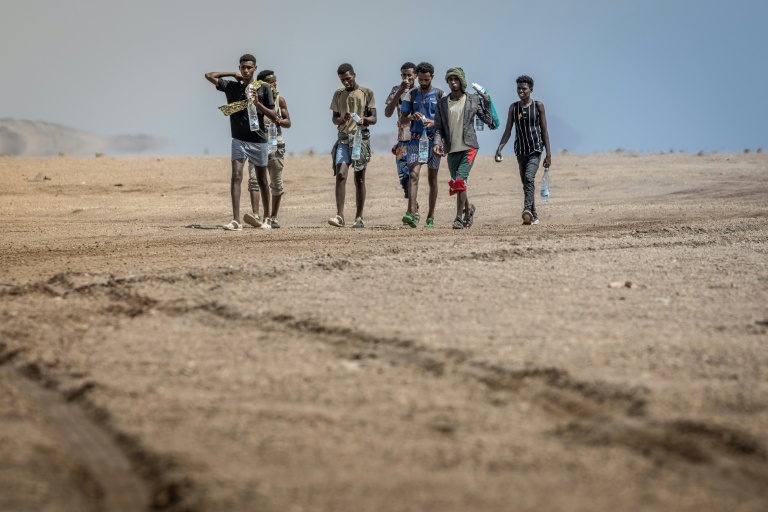 Des migrants éthiopiens marchent dans le désert, le 12 avril 2026, près d'Obock à Djibouti, en direction de l'Ethiopie, après avoir échoué à traverser jusqu'au Yémen