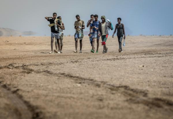 Des migrants éthiopiens marchent dans le désert, le 12 avril 2026, près d'Obock à Djibouti, en direction de l'Ethiopie, après avoir échoué à traverser jusqu'au Yémen