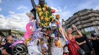 Des fans rassemblés autour de la statue de Freddie Mercury surplombant le lac Léman lors du "Montreux Freddie Day", marquant le 80e anniversaire de la naissance du leader du groupe Queen, à Montreux, en Suisse, le 5 septembre 2026