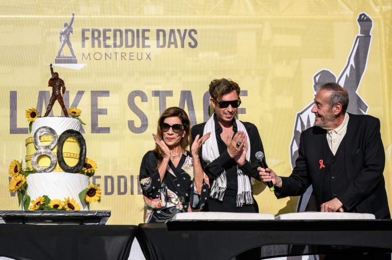 (g-d) Kashmira Bulsara, la sœur de Freddie Mercury, son fils Jamal Zook et Peter Freestone, son ancien assistant personnel, assistent au 