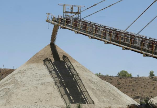 Du phosphate est extrait puis acheminé vers une zone de stockage dans la mine de phosphate à ciel ouvert de Sidi Chennane,  près de Khouribga, dans l'ouest du Maroc, le 30 juin 2026 