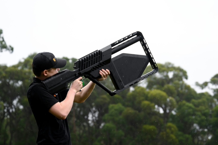 Un membre de l'équipe DroneShield tient un fusil 