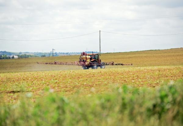 Un agriculteur traite un champ avec des pesticides, le 20 mai 2016, à Villefranche-de-Lauragais, en Haute-Garonne