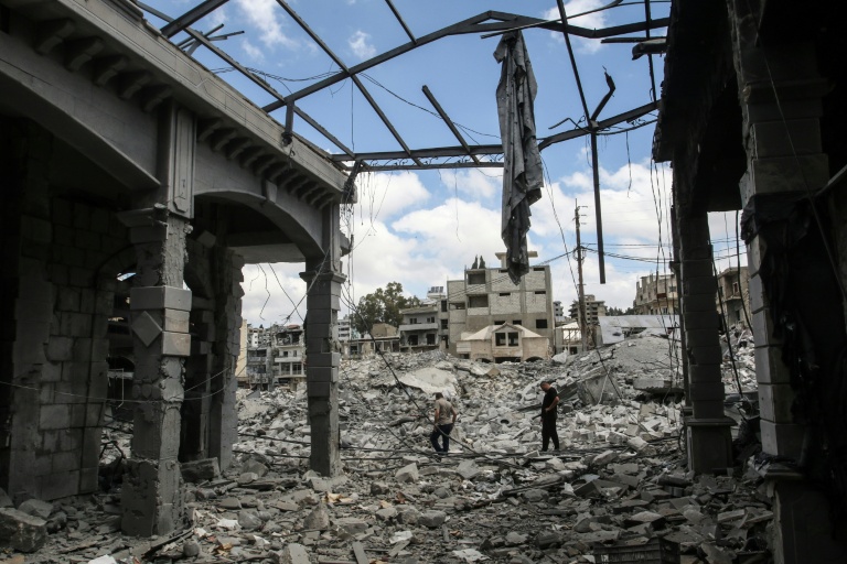 Des habitants déplacés par les combats regagnent le sud du Liban, traversant le marché historique de Nabatiyé, au Liban, le 15 juin 2026