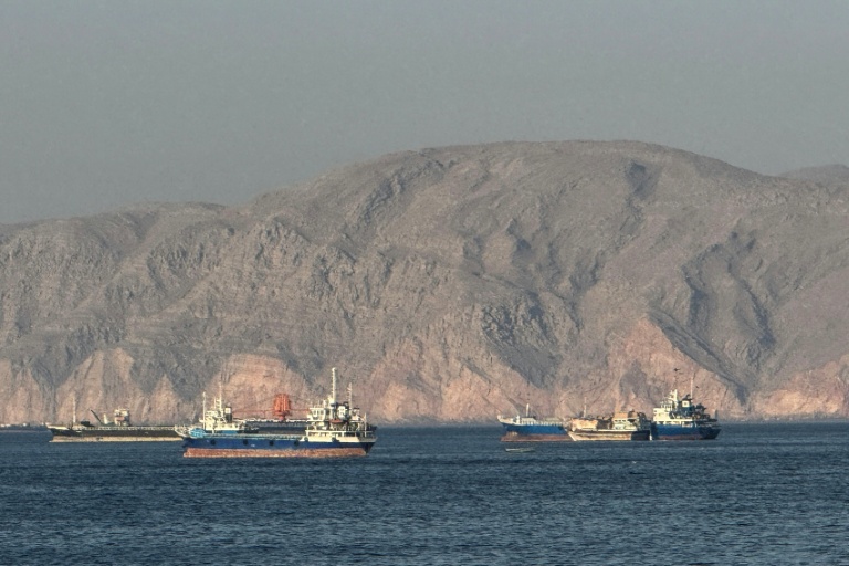 Des navires arrimés dans le détroit d'Ormuz, le 17 mai 2026
