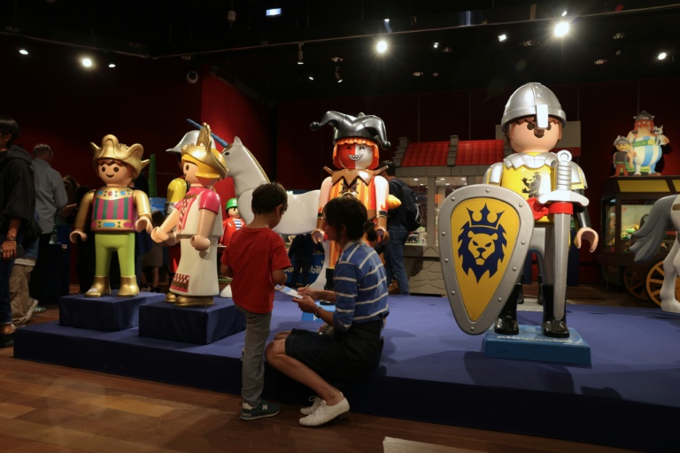 Des pièces de collections Playmobil sont exposés à la maison de ventes Drouot, à Paris, avant leur vente aux enchères inédite, le 23 septembre 2026