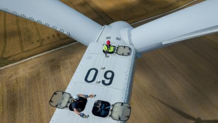 Vue aérienne d'un mineur (en haut) participant à une formation à l'exploitation d'éoliennes avec un instructeur (en bas), au parc éolien de Gorzyca, dans l'ouest de la Pologne, le 8 juillet 2026