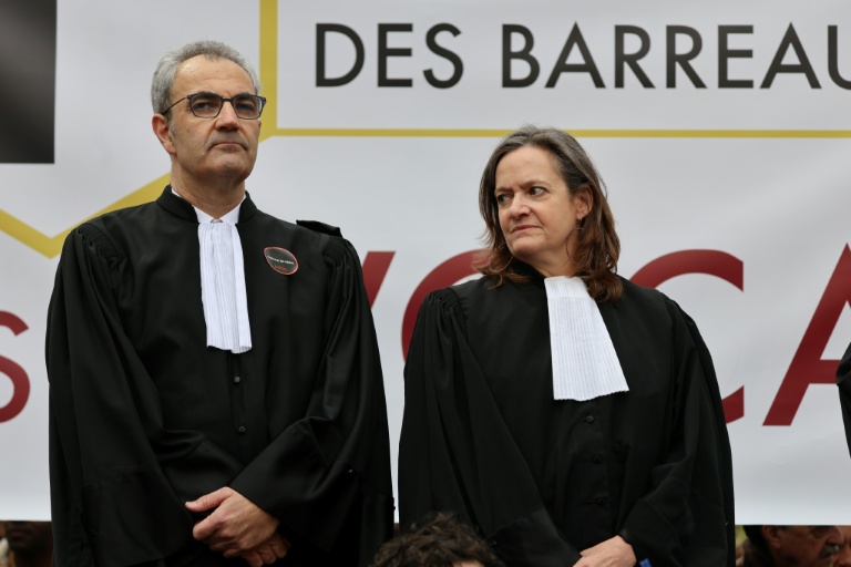 L'ancienne présidente du barreau de Paris, Julie Couturier et président de la Conférence des présidents de barreau, Christophe Bayle, à Paris, le 13 avril 2026