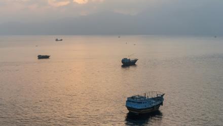 Des bateaux ancrés au large de la péninsule de Musandam, au nord d'Oman, près du détroit d'Ormuz, le 27 juin 2026
