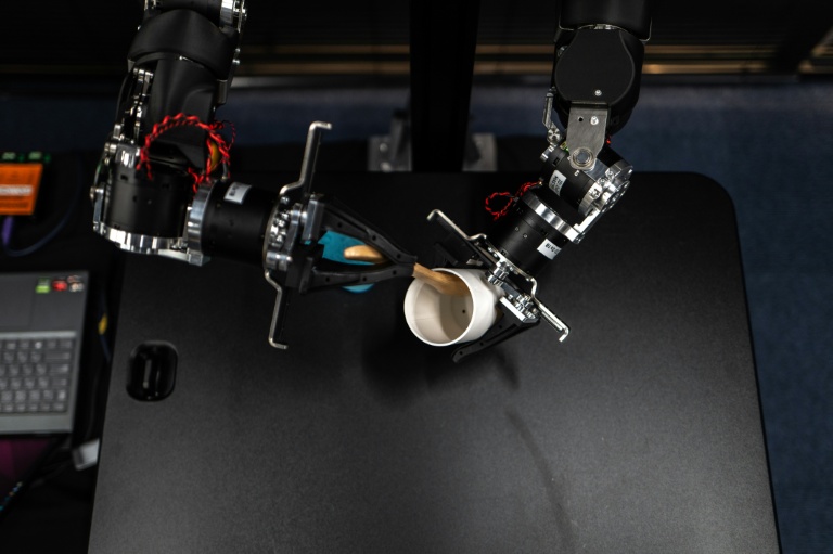 Un bras humanoïde baptisé OpenArm de la société japonaise Enactic, le 5 novembre 2025 à Tokyo