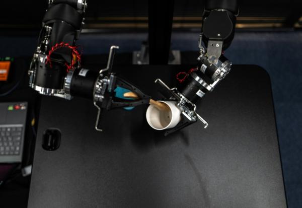 Un bras humanoïde baptisé OpenArm de la société japonaise Enactic, le 5 novembre 2025 à Tokyo