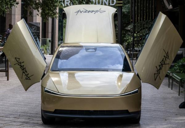 Un Cybercab de Tesla, robotaxi sans volant ni pédales, à Austin (Texas) le 3 septembre 2026