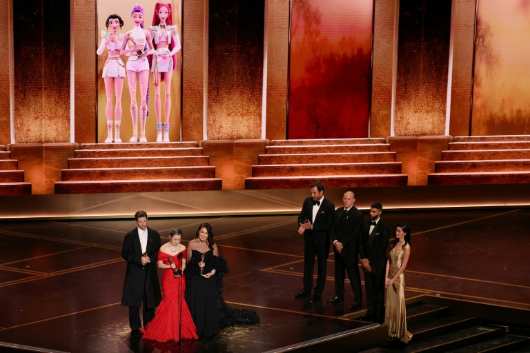 Les coréalisateurs américain Chris Appelhans (à gauche) et canado-sud-coréenne Maggie Kang, et la productrice Michelle Wong reçoivent l'Oscar du meilleur film d'animation pour 