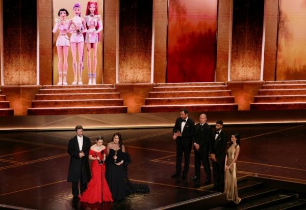 Les coréalisateurs américain Chris Appelhans (à gauche) et canado-sud-coréenne Maggie Kang, et la productrice Michelle Wong reçoivent l'Oscar du meilleur film d'animation pour "KPop Demon Hunters", le 15 mars 2026 à Hollywood