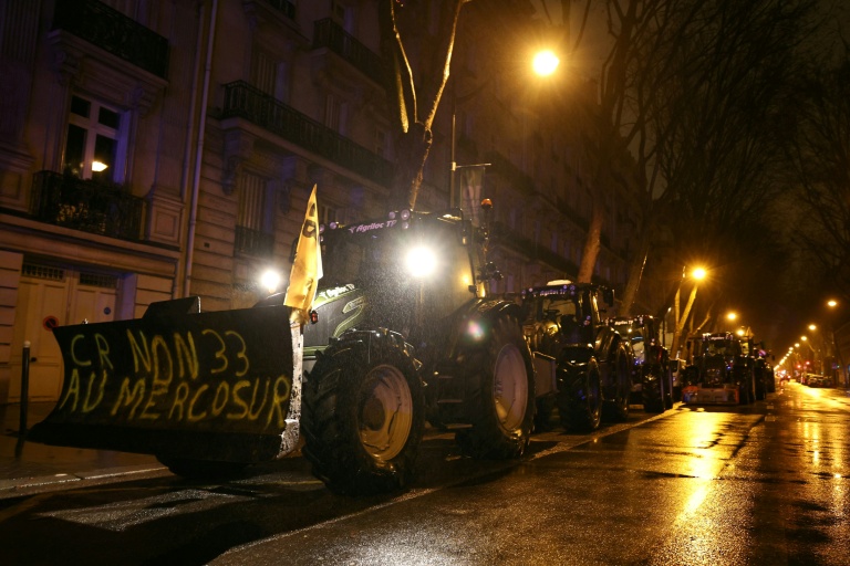 Des tracteurs sont garés près de la Tour Eiffel lors d'une manifestation d'agriculteurs à Paris le 8 janvier 2026