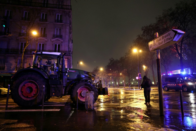 Un tracteur est garé près de la tour Eiffel lors d'une manifestation, le 8 janvier 2026 à Paris