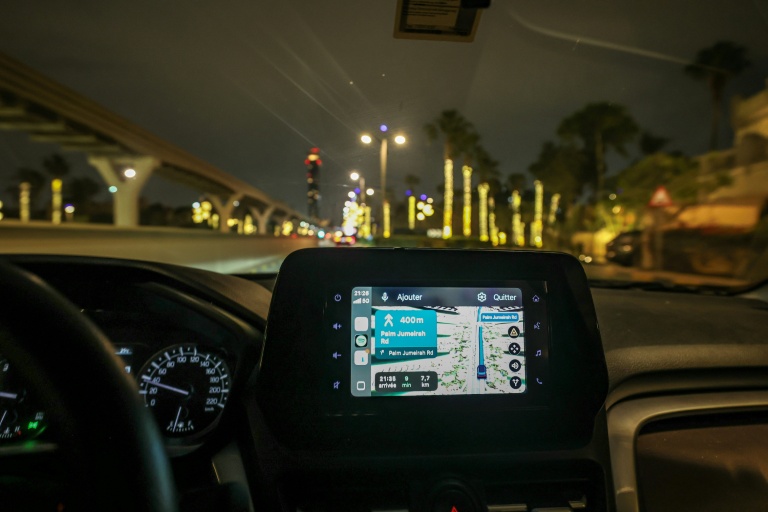 L'écran d'un GPS fixé au tableau de bord d'un véhicule alors que les habitants de Dubaï sont confrontés à des perturbations du service GPS, le 9 mars 2026 au Emirats arabes unis