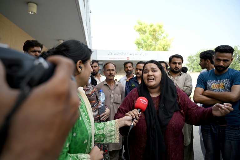 Jaweria, dont le nouveau né est mort dans l'incendie d'un service de maternité d'un hôpital à Islamabad, parle aux médias le 26 août 2026