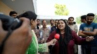 Jaweria, dont le nouveau né est mort dans l'incendie d'un service de maternité d'un hôpital à Islamabad, parle aux médias le 26 août 2026