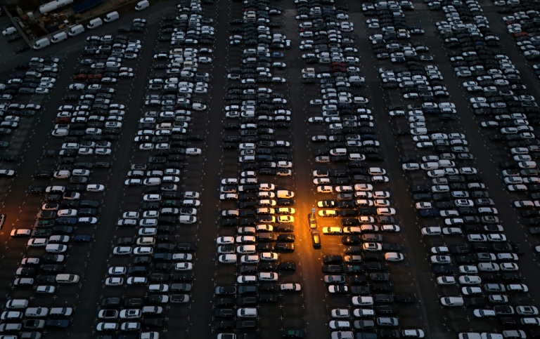 Vue aérienne de véhicules garés sur un parking prêts à l'export, le 4 août 2025 à Essen, dans l'ouest de l'Allemagne