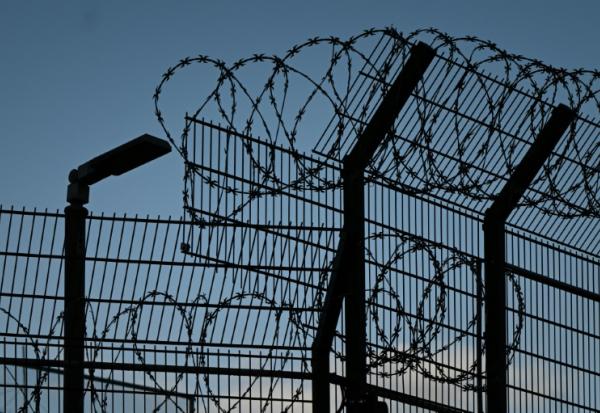 Des barbelés au-dessus de l'enceinte du centre pénitentiaire de Bordeaux-Gradignan, en Gironde, le 20 novembre 2025