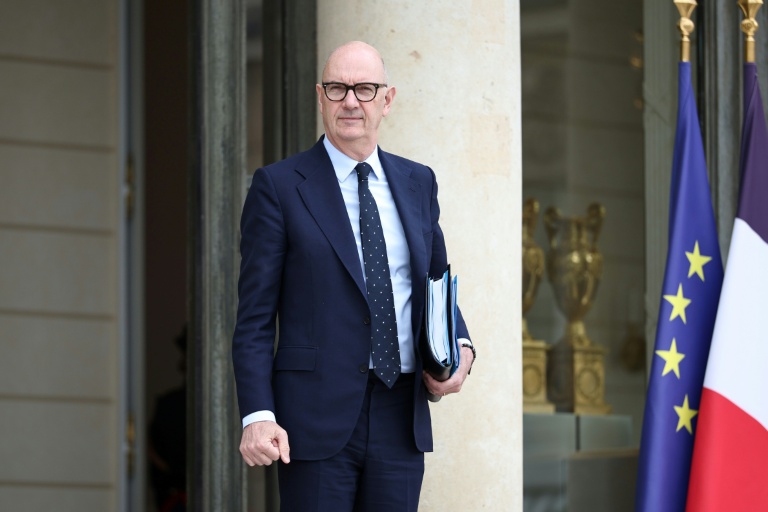 Le ministre de l'Economie et des Finances Roland Lescure quitte le palais de l'Elysée, le 1er juillet 2026 à Paris