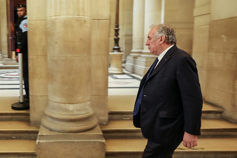 Le président du MoDem et ancien Premier ministre François Bayrou arrive au tribunal de Paris pour assister au réquisitoire lors du procès en appel dans le dossier des assistants d'eurodéputés du MoDem, le 28 septembre 2026