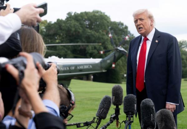 Le président américain Donald Trump parle à la presse devant la Maison Blanche, à Washington, le 11 septembre 2025