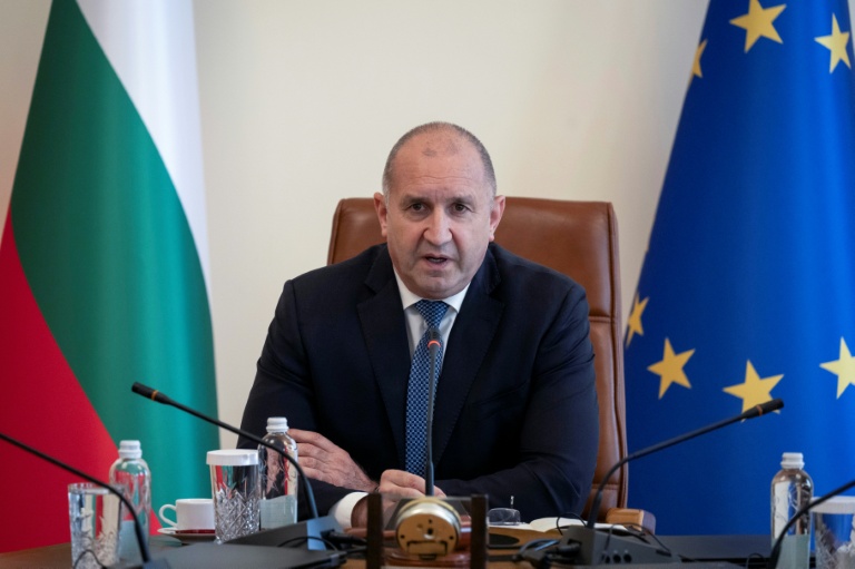 Le Premier ministre bulgare Roumen Radev lors d'une réunion d'urgence après que deux navires commerciaux ont été frappés par des drones dans la zone économique exclusive de la Bulgarie en mer Noire, le 6 octobre 2026 à Sofia